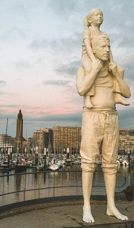 La sculpture du porteur face au port du Havre, illustrant la reconstruction intérieure et la résilience animale nécessaire pour porter le souvenir après la perte.